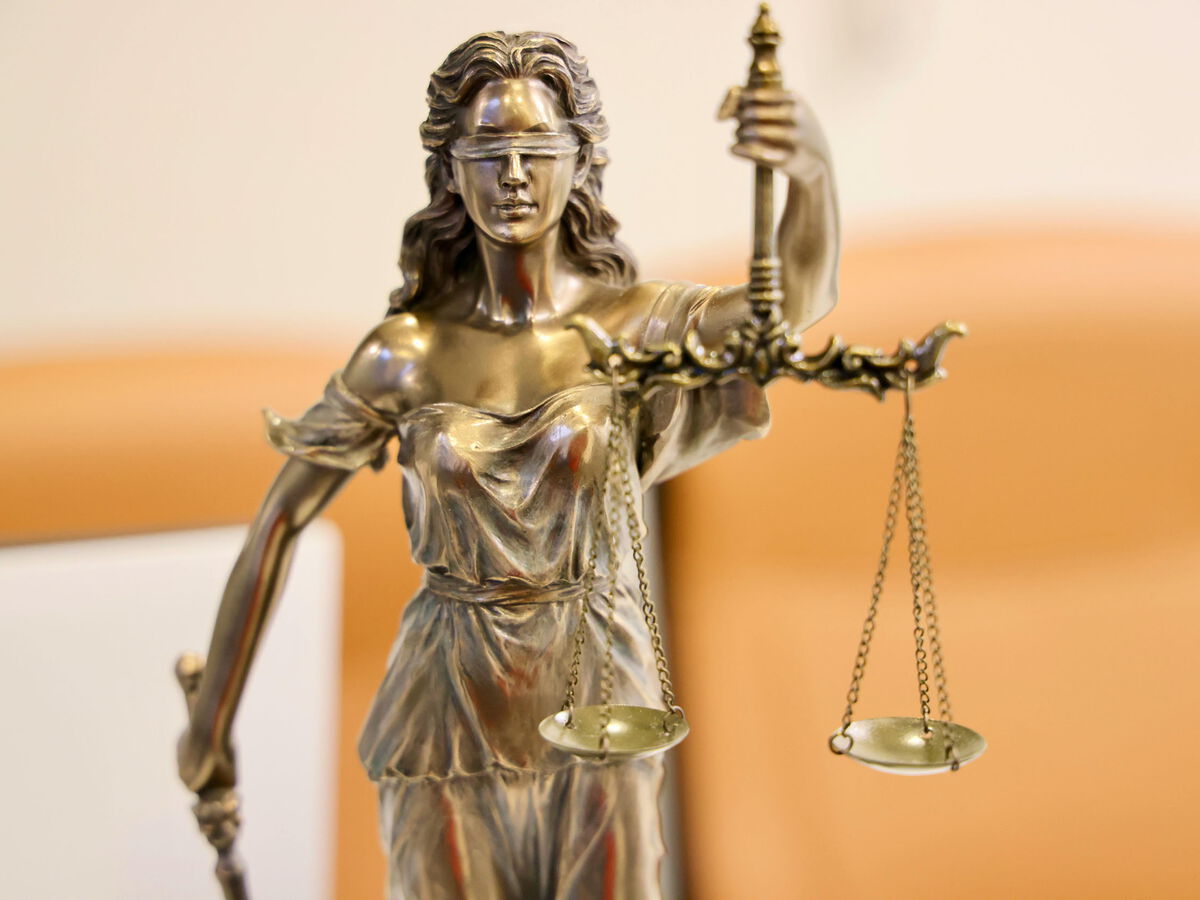 Kleine Statue einer Justitia mit Waage