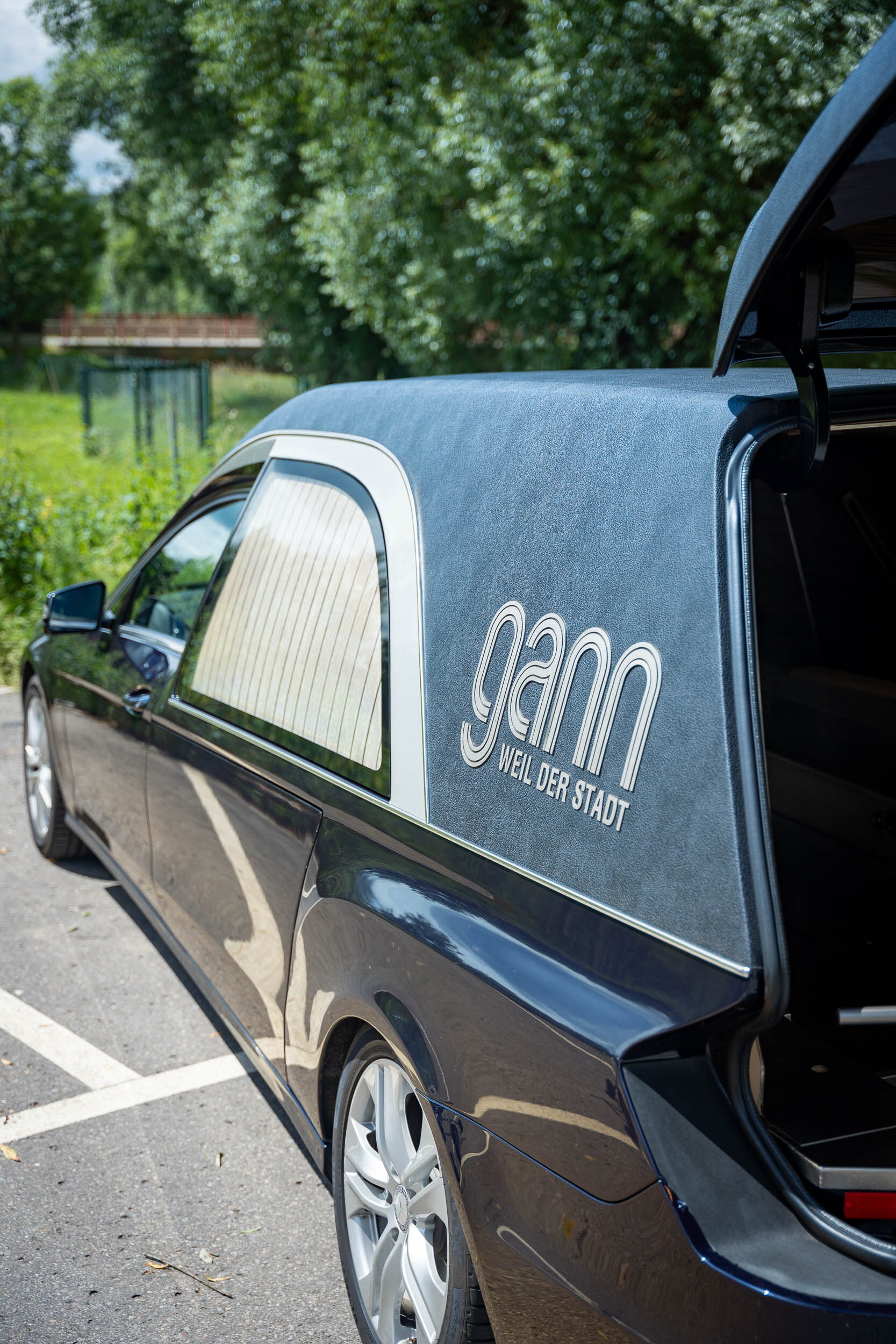 Bestattungswagen vom Bestattungsinstitut Gann